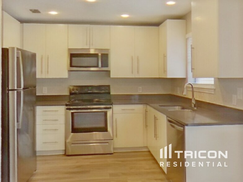 Building Photo - 837 Globe Ave