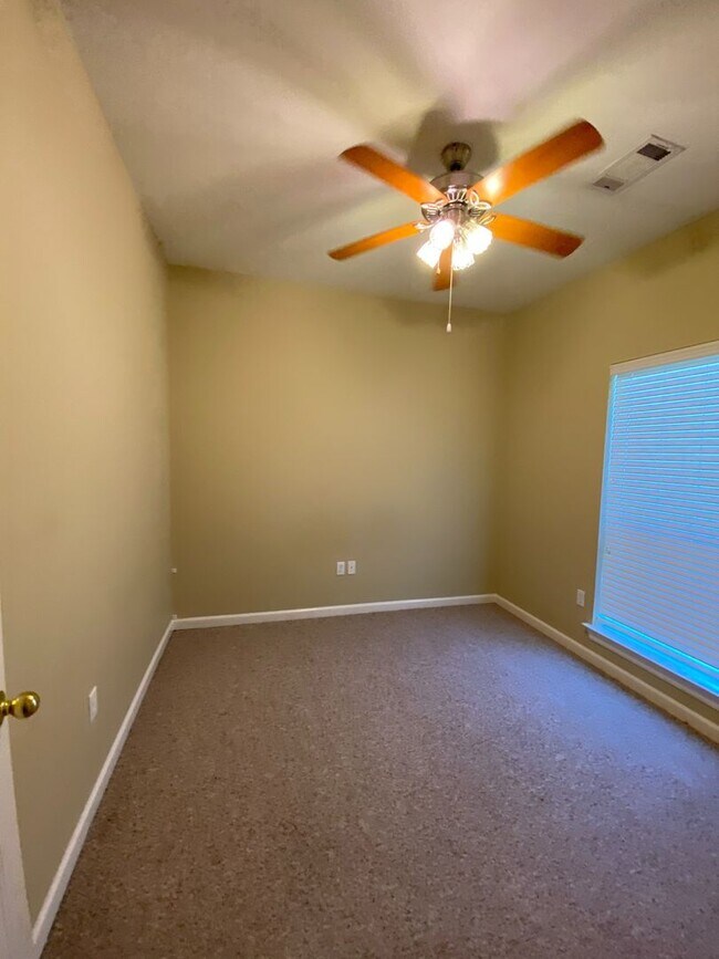 Building Photo - 3 Bed, 2 Bath in Worthington Lake