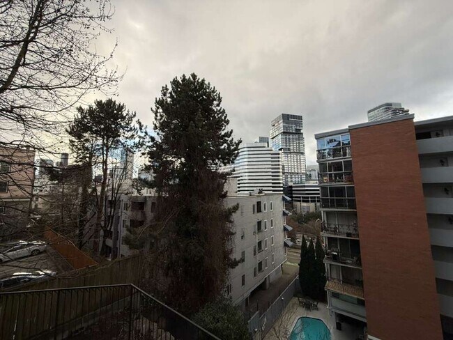 Building Photo - Two Bed Two Bath in Cap Hill (2 Parking Spaces and Storage Included!)