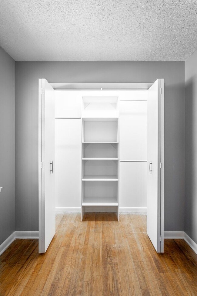 Building Photo - Newly Available! 2 Bedroom 1 Bathroom in the Heart of Hixson!