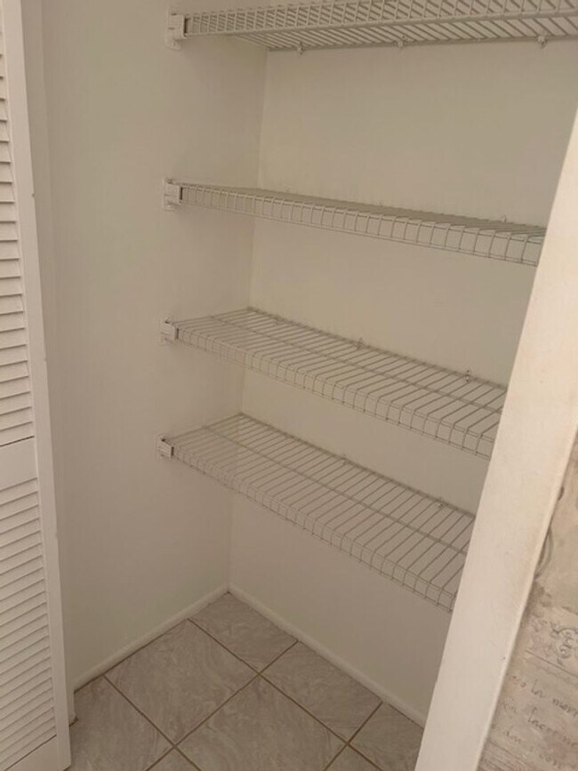 Building Photo - Well maintained 2/2 condo in 55+ community