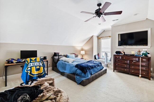 Building Photo - Elegant 5 bedroom home in Bedford!