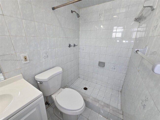 Building Photo - 120 Royal Palm Rd