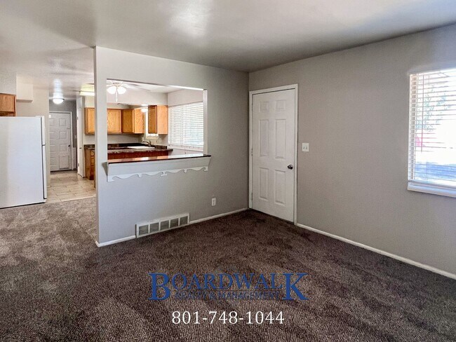 Building Photo - Awesome Sandy 5 Bed 2 Bath House!