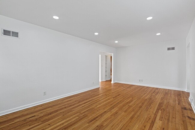 Building Photo - 504 Roland Ave
