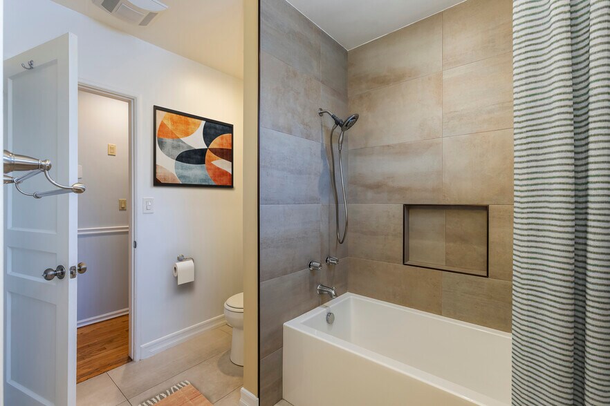 Bathroom - 4912 Strohm Ave