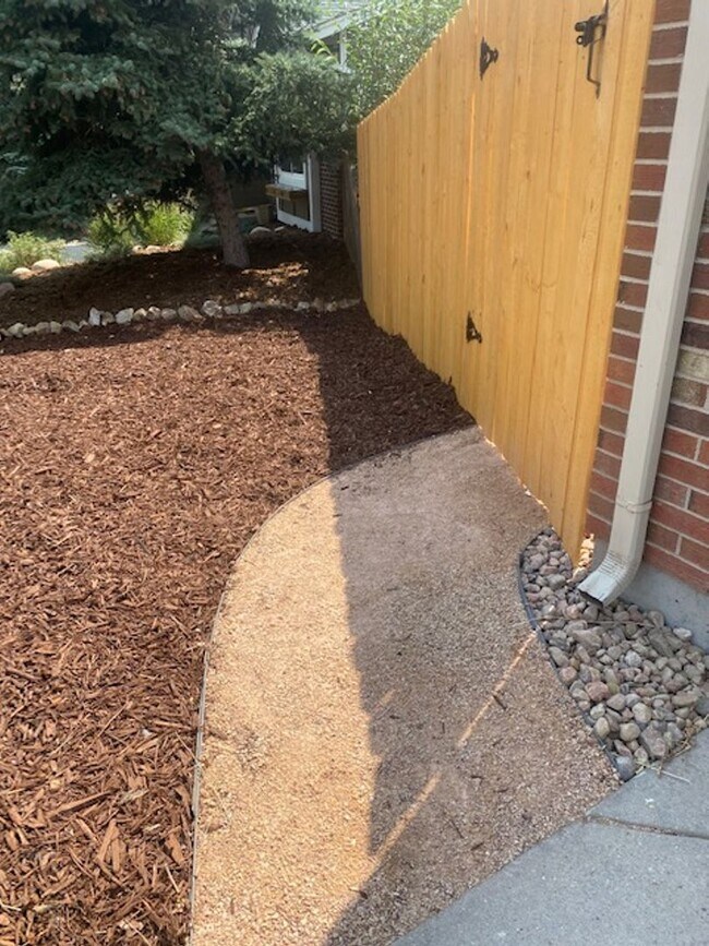 Building Photo - 3 Bedroom Tri-level in Woodland Hills