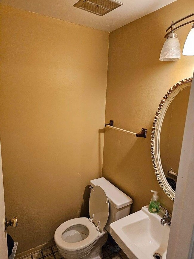 Small bath - 200 Skyline Dr