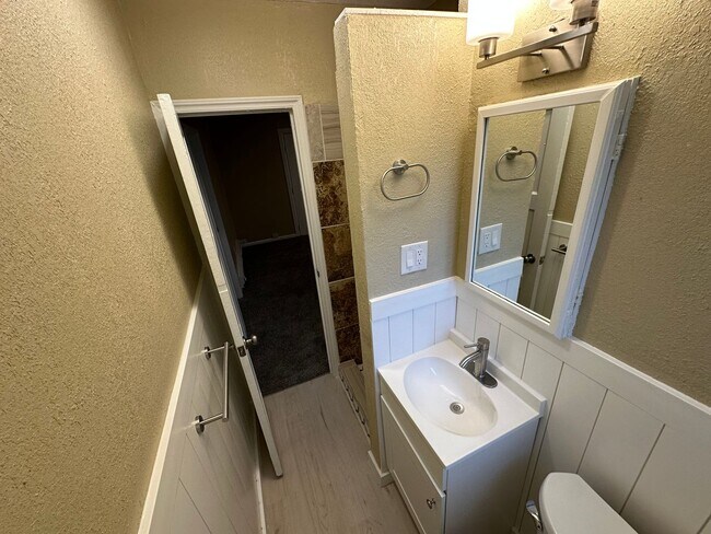 Building Photo - Newly Remodeled Lakewood Gem - Modern Comfort and Style in a Prime Location