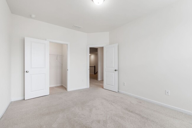Building Photo - Beautifully Appointed Townhome in Prime Ho...