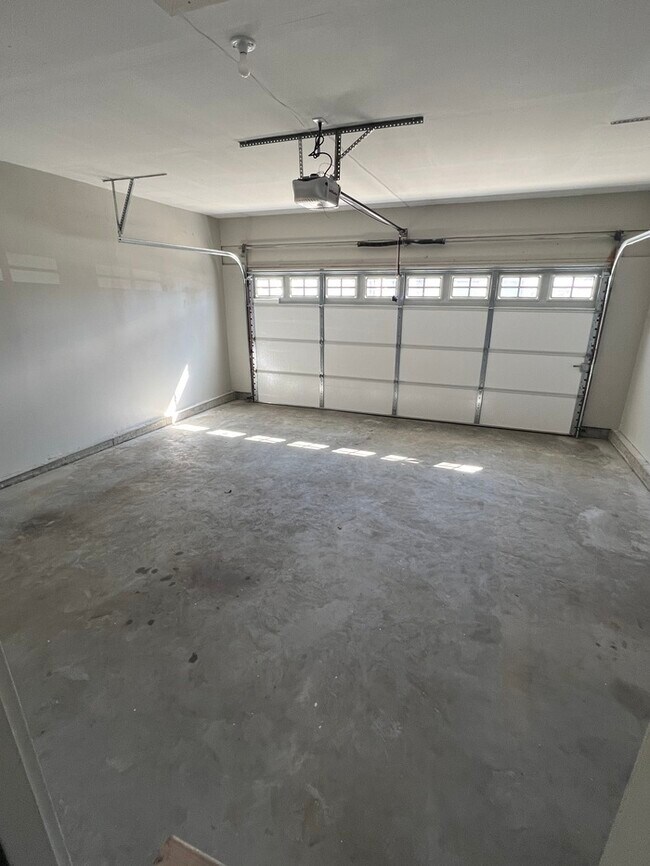 Building Photo - 634 Leonard Ave