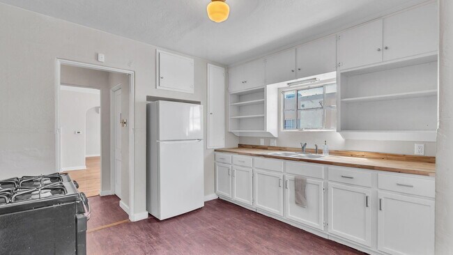 Building Photo - 205 Harvard Dr SE