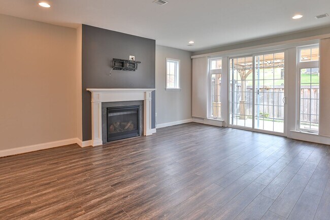 Building Photo - Beautiful Townhome in Arcona Community