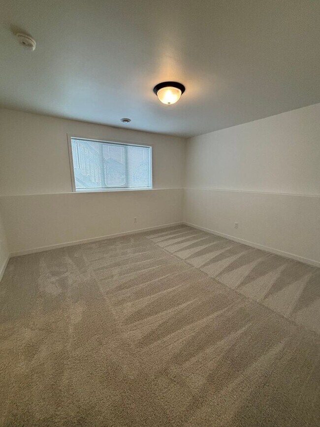 Building Photo - 3 Bed 3 Bath Townhome