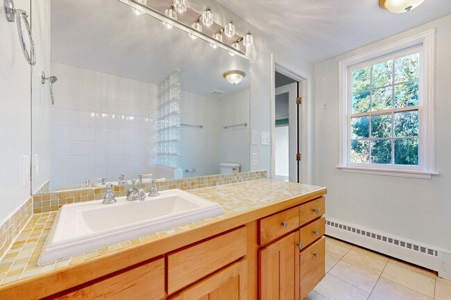 Building Photo - HUGE Spacious 3bd/2bth Full Top Floor Unit, In unit Laundry Available Now