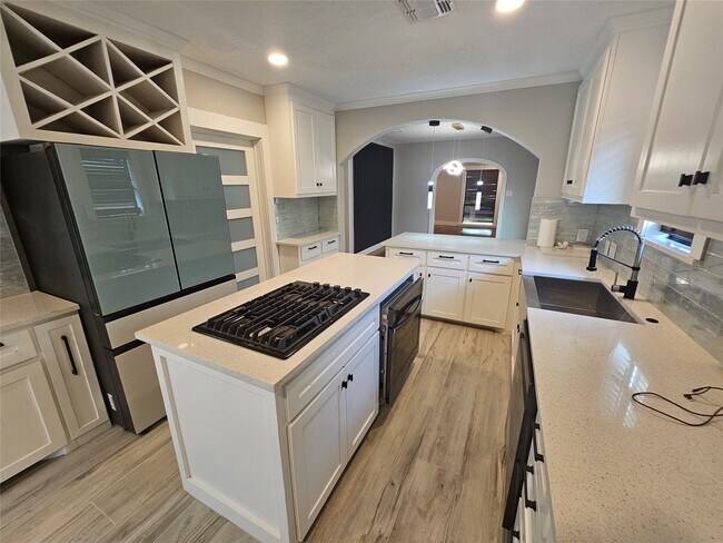 Building Photo - 15 Delmar St