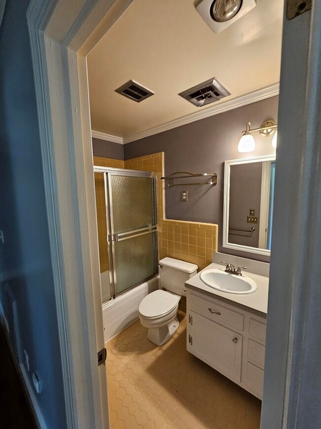 Building Photo - 217 Windsor Rd