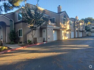 Building Photo - Spacious Condo, A/C, Wood Floors, Fresh Pa...