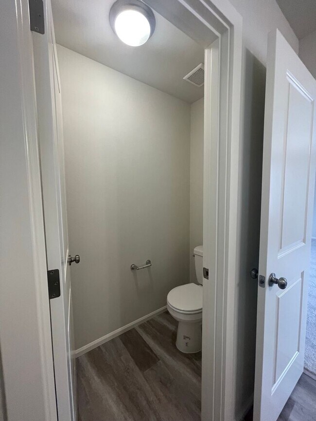 Building Photo - 4 bedrooms + BONUS ROOM And 2.5 baths Tumw...