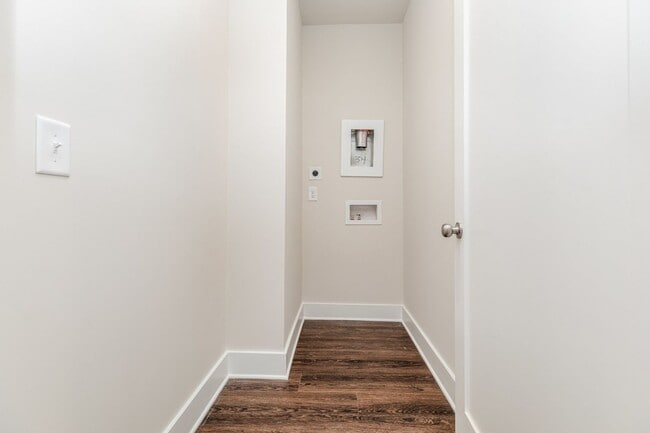 Building Photo - Beautiful 3BR 2.5BA Townhome w/ Full Appliance Kitchen • Garage Parking • Ultra-Modern