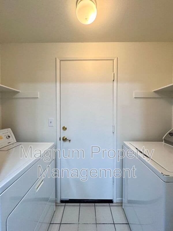 Building Photo - 27806 Hillpointe Dr