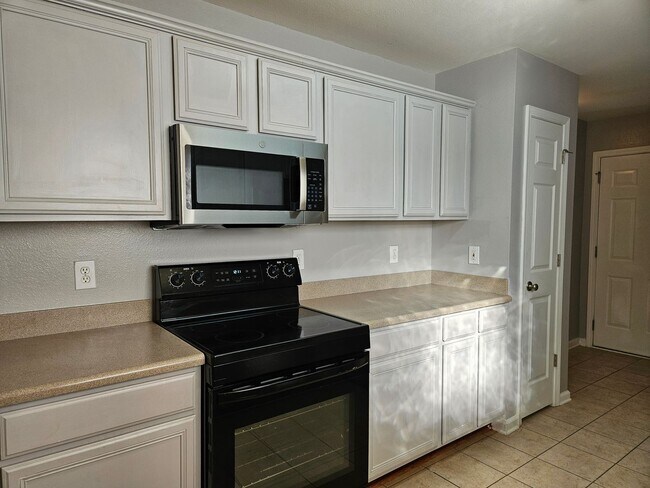 Building Photo - Ivy Square Patio Home