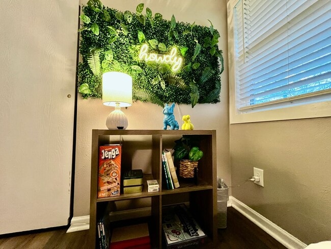 Building Photo - 3 BDR Ranch w/ Fenced yard, laundry, garage + more