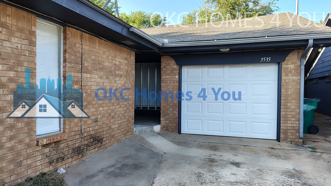Primary Photo - Half Duplex with Tons of Space!