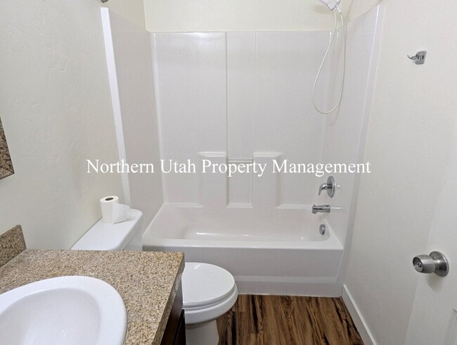 Building Photo - 4 Bed, 2 Bath, HVAC