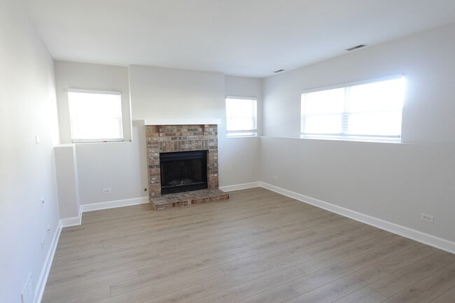 Building Photo - 881 Essex Cir