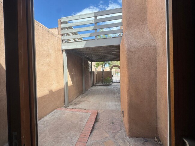 Building Photo - 2 bed 2 Bath Sawmill Gem!