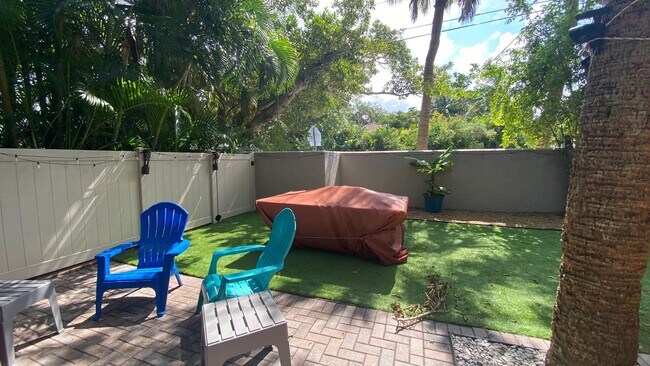 Building Photo - Charming 2/2 Seasonal Rental in Sarasota –...