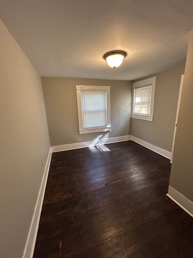 Building Photo - COMING SOON!  GORGEOUS 4BR/1BA - Large Cor...
