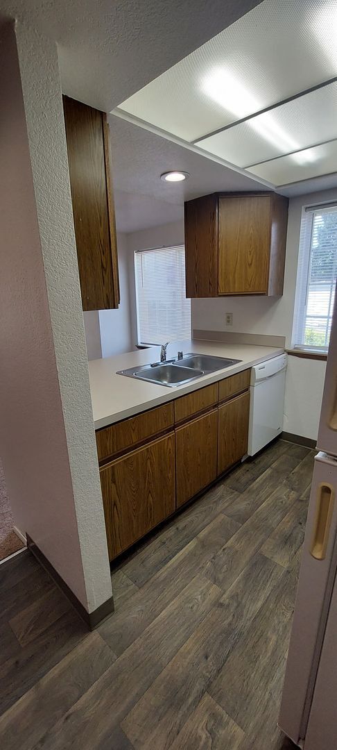 Building Photo - Bright 2 Bedroom Apartment