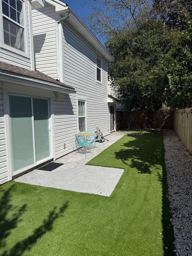 Building Photo - 422 Canterbury Ct NW