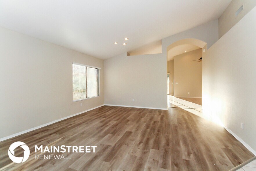 Building Photo - 11151 N Desert Flower Dr