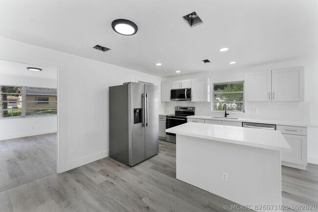 Building Photo - 354 NW 4th Pl