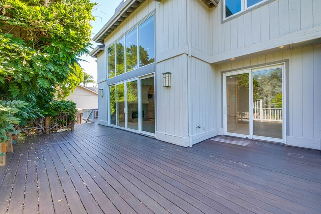 Building Photo - Large 3,767 sqft home on a 10,000 sqft lot- 2 bed located on 1st floor w/ separate entrance - Top...