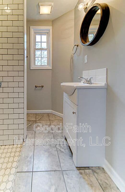 Building Photo - 1007 Hogan St