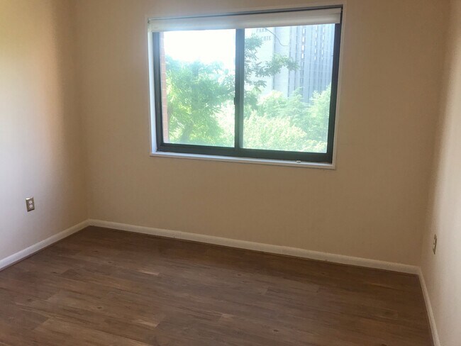 Building Photo - 7611 Maple Ave