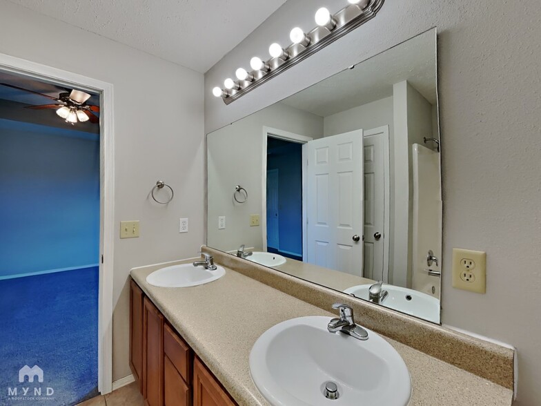 Building Photo - 4876 W Skyler Dr