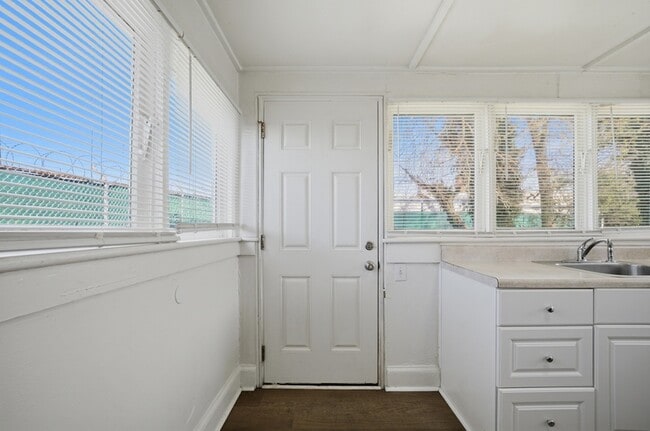 Building Photo - 821 Mt Vernon Ave