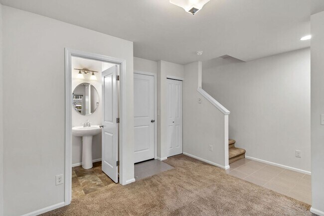 Building Photo - Spaciously Modern Tri Level Townhome for Rent in North Everett