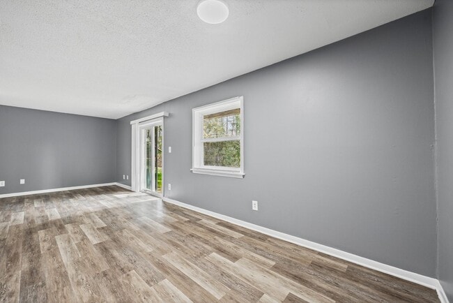 Building Photo - Convenient 1 Bedroom, 1 Bath first-floor condo located in Pawtuckett on the Green near the airpor...