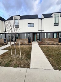 Building Photo - 1/2 first months rent! 2bed Townhouse Zero...