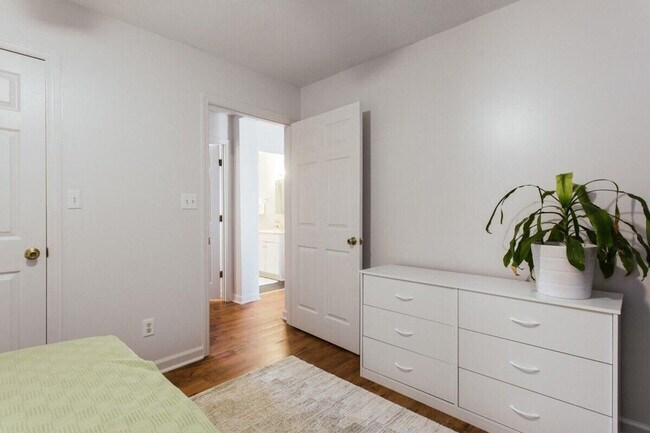 Building Photo - 672 Barber St