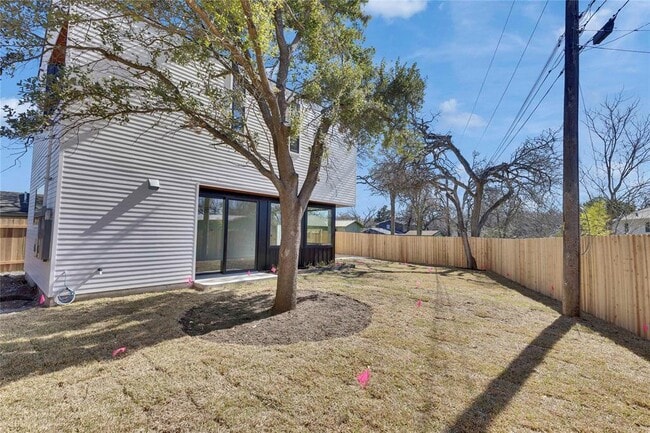 Building Photo - 1804 Sylvan Dr