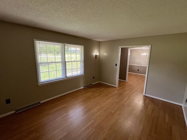 Building Photo - Spacious 4-Bedroom 3-Bathroom Brick Home in Arcadia Area
