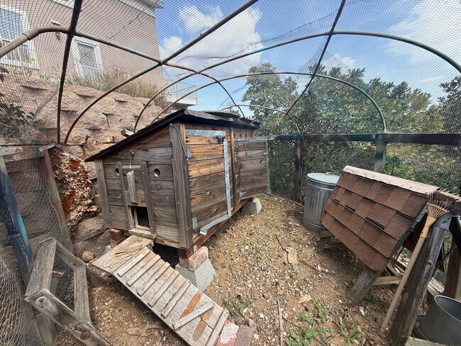 Building Photo - 158 Midbury Hill Rd