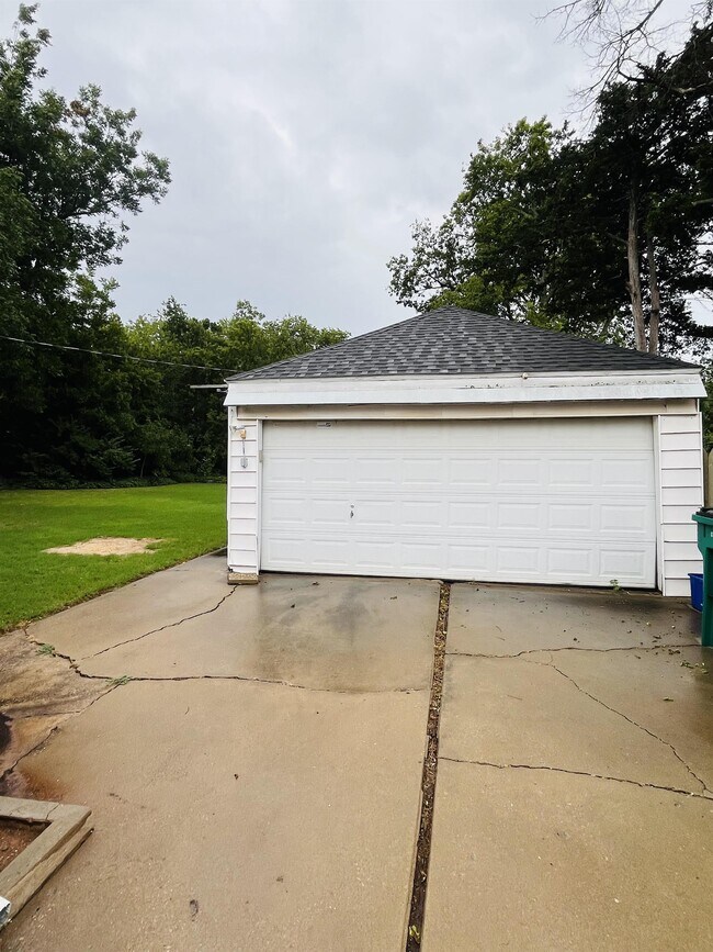 Building Photo - 1600 NW 38th St